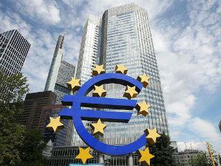 It is the ESM’s task to increase the euro area‘s stability and its ability to weather crises. This creates various problems that need to be weighed up against each other. Beefing up bail-out funds for crises can reduce the immediate cost of crises when they occur. At the same time, however, such funds undermine incentives to prevent crises from arising in the first place.