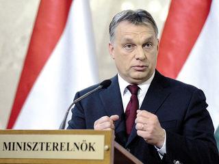 Orban and his party, Fidesz, should leave the EPP, he added. But a day later Juncker called, totally surprising his audience, the Hungarian PM still ‘my friend’. Anyhow, Angela Merkel offered Juncker immediately her “full solidarity”, what is not surprising, the German chancellor is another of Orban’s favorite targets. But she didn’t say anything about Fidesz should leave the EPP.