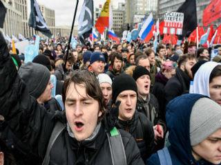A study last May showed an overwhelming 94 percent of Russians saying they no longer rely on the state for any help. Only 7 percent of those polled expressed support for a strong leader, and 80 percent prefer social justice over order—a significant shift since the 1990s. A follow-up survey conducted in October and November 2018 showed that a majority of Russians now clearly favors change over stability and the rule of law over social justice. Crucially, 63 percent also signaled a new appetite for “self-expression” and personal responsibility, such as contributing to charities, volunteering, or social movements.