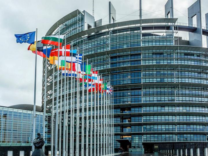 Leonidas Antonakopoulos, former head of the European Parliament’s Liaison Office in Greece, one of the three officials suspended, expressed his satisfaction with the outcome of the case in principle, especially “because the Parliament recognised its misleading behaviour toward us two years ago”.