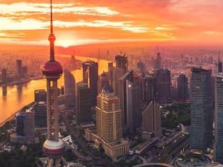 China has "a huge amount of data already", says Shenzhen resident Yang Yang, founder of Unimaker, a 3D printing start-up. And big data helps Chinese start-ups localise and improve to beat overseas companies trying for a foothold.This is how Meituan-Dianping, a Beijing group-buying site, beat off rivals Groupon, Didi Chuxing, Uber, and iQiyi, says Mr Yang.Also, start-ups are selling more to businesses instead of consumers.