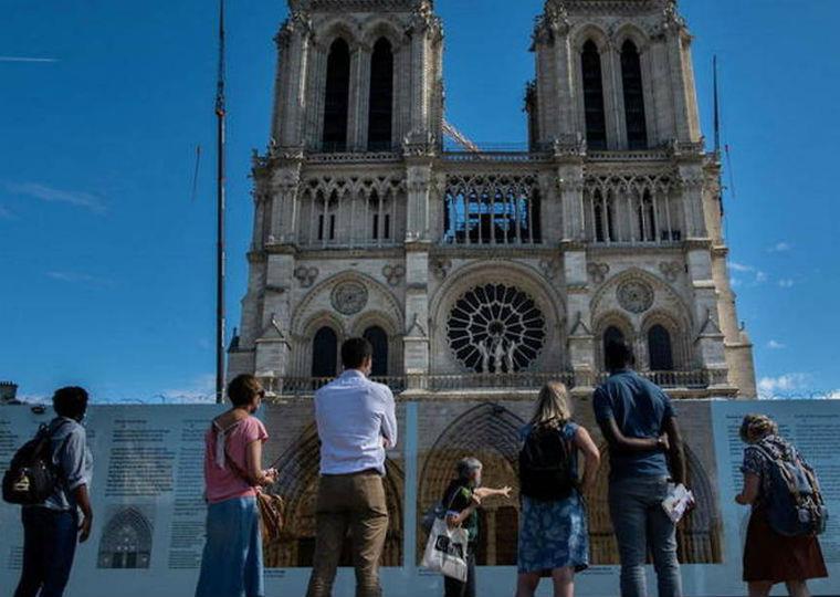 Deux jours durant, nous souhaitons offrir au grand public la possibilite de mieux apprehender la charpente disparue de la cathedrale, en assistant aux demonstrations et animations assurees par les charpentiers sur le parvis. Par ailleurs et pour la premiere fois, une visite du chantier sera diffusee en direct depuis les comptes sociaux de l’etablissement public pour permettre a tous les publics de penetrer au c?ur de ce chantier emblematique.