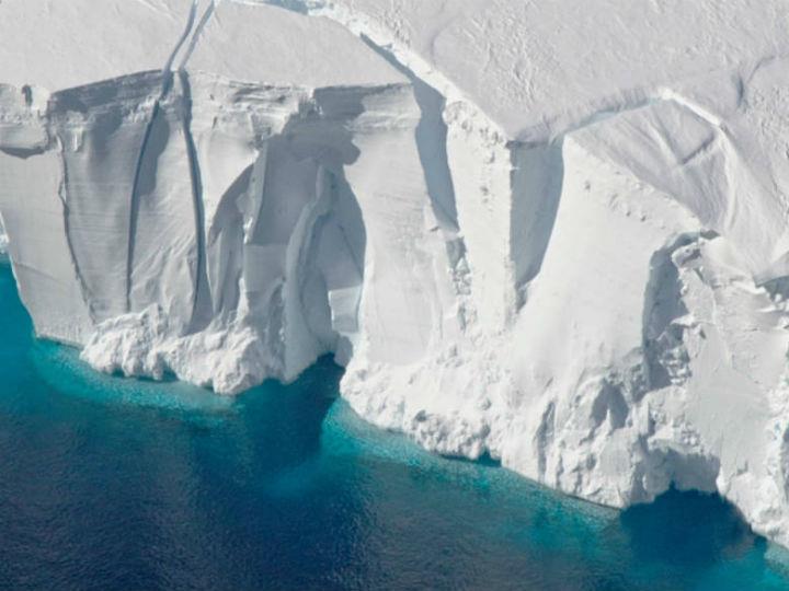 “This meltwater is heavier than ice, so it can penetrate through the entire ice thickness, just like a knife,” said climate scientist Ching-Yao Lai at Colombia University.