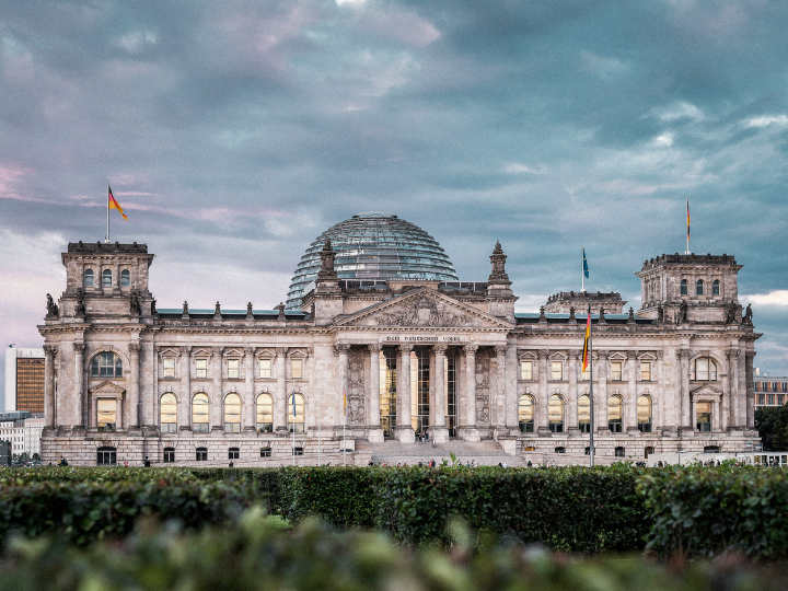 Asked by Euractiv about Germany’s position on the system of lead candidates, government spokesperson Steffen Hebestreit said that the coalition agreement of the three ruling parties applies.