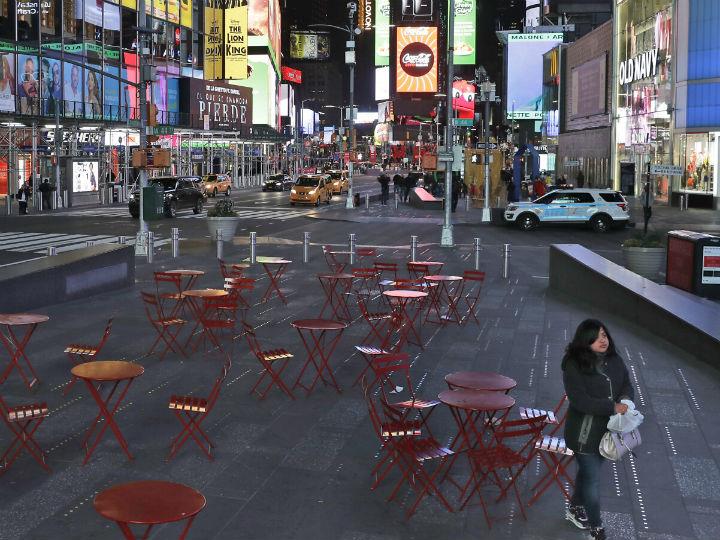 After two months of a travel ban and a lockdown lasting several weeks, buses and subways are running again, and shops are also open. Trains are bringing people who had made it out of the city shortly before the total lockdown in January back to their homes.