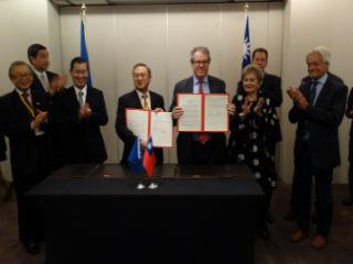 Dr. Charles TANNOCK, chairman EP-Taiwan Friendship Group and Mr. Kenneth C.M. LO, chairman of CNAIC, Taiwan with the declaration in their hands