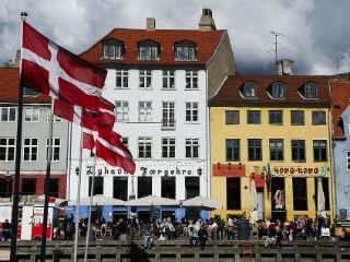 According to the Danes themselves, the key is to prioritize life over work. And when they are at work, they enjoy a high degree of flexibility. They can often choose when they start their working day and have the option of working from home. The lunch break is often at a designated time each day, enabling colleagues to interact and eat together, thus enabling them to leave their desks. There is a minimum five weeks’ paid holiday for all earners.