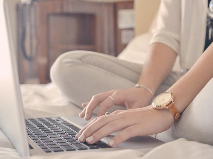 In their legislative initiative that passed with 472 votes in favour, 126 against and 83 abstentions, MEPs call on the Commission to propose a law that enables those who work digitally to disconnect outside their working hours.