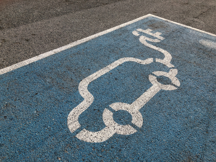 Germany, France and the Netherlands together account for 70 % of the charging stations that have been set up, even though the three countries have only a third of the EU’s population.