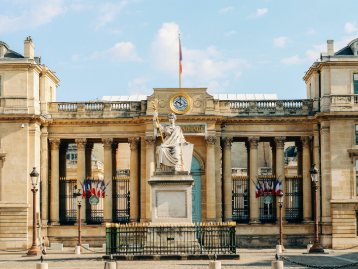 The president has promised to take “a major political initiative” for the end of the summer to “make a nation” and launch “a cycle of discussions” with the opposition, as he said in Le Figaro Magazine at the beginning of August.