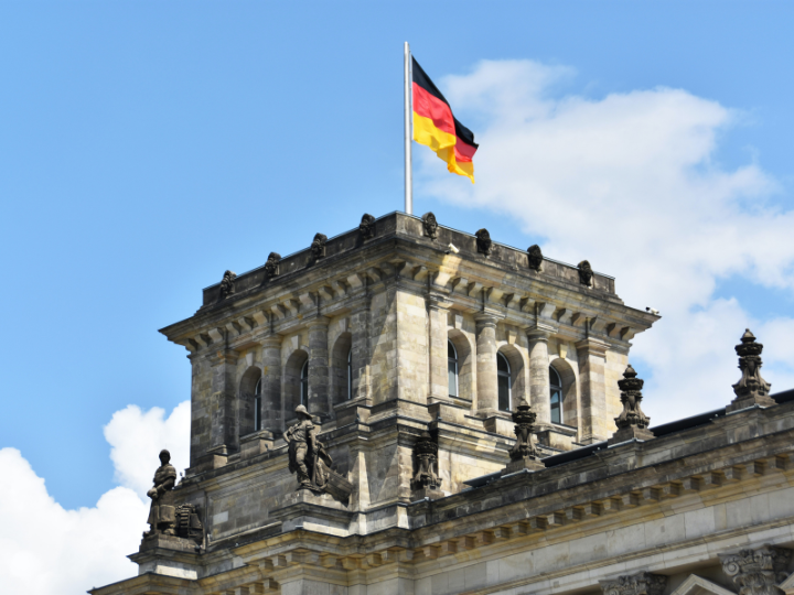 Scholz’s SPD received the worst results in post-war history, reaching 15% (-5) in Hesse and 8% (-2) in Bavaria, according to ARD preliminary results.
