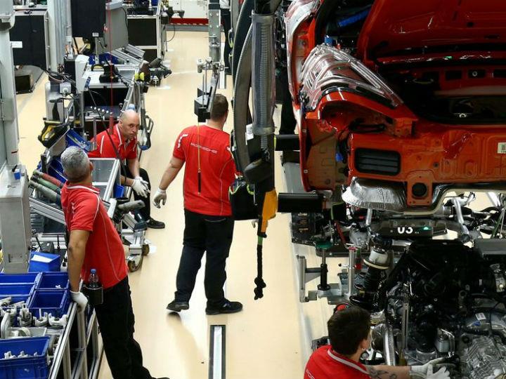 In contrast to Germany the US defies recession talk. The US economy added 266.000 jobs in November, as the American labour market continued to expand.
