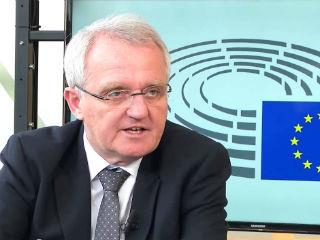  The key lies in the phrase “solidarity against reliable solidity”. Here in Germany, it also had been a long road until we found a solution for handling regions with different levels of development. At European level, this is no different. We must accept that there are member states which will still not be rich in the medium-term, but that at the same time there are also things we as Europeans want to achieve together.