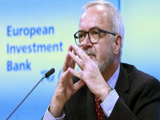 The unprecedented exposure of such blatantly unfair practices played a key role in reinforcing the political momentum for tax justice in Europe and prompted the development of a set of initiatives at EU level to promote fairer taxation. But these positive advancements do not apply to all the EU fields of operation yet. Paradoxically, the very financial arm of the EU – the European Investment Bank – is still lagging behind on fair taxation, right when it should play a leading role on what has become a top political priority. The European Commission already gave the bank a sign in this direction when after last December’s adoption of the first – and controversial – EU blacklist, it demanded a few weeks ago that the EIB – the “EU Bank”, fully public and controlled by the EU member states together with the European Commission – take these latest developments into account.