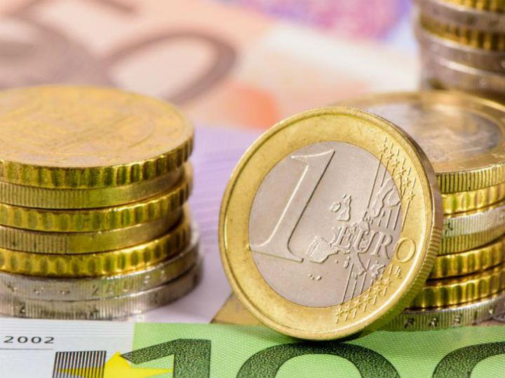 «Since the start of European Monetary Union (EMU), the young euro currency has been a strong second to the dollar. The relative influence of the euro dropped somewhat during the financial crisis a decade ago, but since then is again gaining ground.»