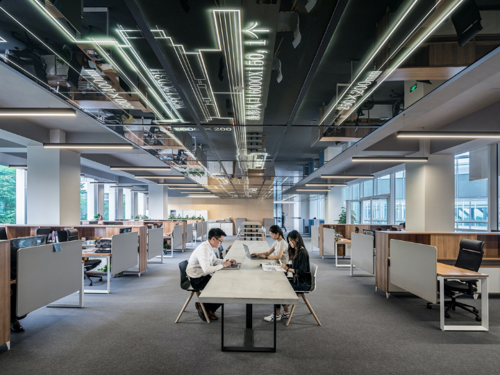 How should entrepreneurs use their existing personal networks to increase their chances of accessing a targeted investor?