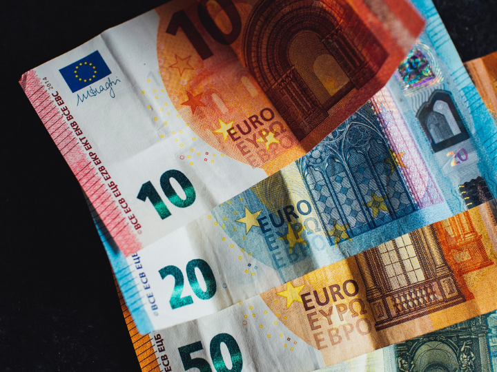 The draft directive on a minimum wage aims to lay down minimum requirements to ensure an income that allows for a decent standard of living for workers and their families.