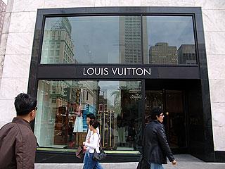 LVMH′s revenue should also get a lift from Louis Vuitton, regarded by consumers as a safer investment than other leather goods brands because it never offers discounts and is always seen as being in fashion.