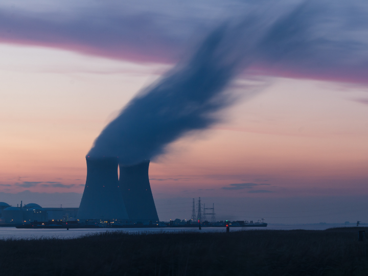 Nuclear power should not be classified as a renewable energy source, Economy Minister Robert Habeck said with an eye to the ongoing disagreement over the renewable energy directive. His counterpart, Bruno Le Maire, called nuclear energy a “red line” for France.