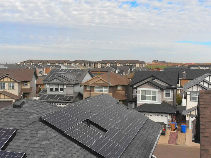 Since the spring of this year, solar panels on the roof have been powering the sites’ washing machines and dryers in a partnership with local energy cooperative Brupower.
