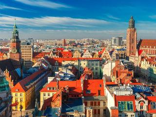 Poland, the Baltic States, Bulgaria and Romania recorded an increase in income per capita in relation to the EU average, and this trend has been maintained. The rate of economic growth in these countries is – so far – higher than in Western Europe. However, there are questions: Will this convergence continue? And whether convergence works for everyone. This can be seen on the example of Poland, which will reach other EU countries, although at the same time regional inequalities increase. The disproportions between people also grow.