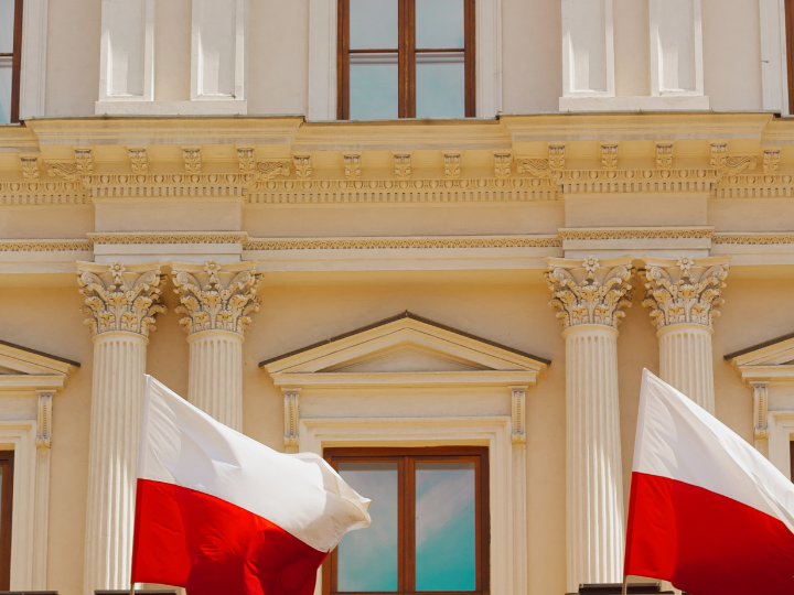 Most foreign media described the possible ousting of the conservative ruling Law and Justice (PiS) government as the wind of democratic change in Polish politics, hoping that Donald Tusk’s Civic Platform (PO), if it returned to power, would put an end to the country’s conflict with the EU and return it to the EU’s mainstream on most matters.