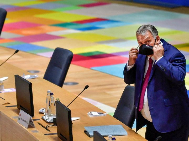 The Hungarian government spokesperson, Zoltan Kovacs, explained their veto by saying that the rule of law compromise “runs contrary to the July Council conclusions”, referring to the summit where EU27 leaders agreed the budget.