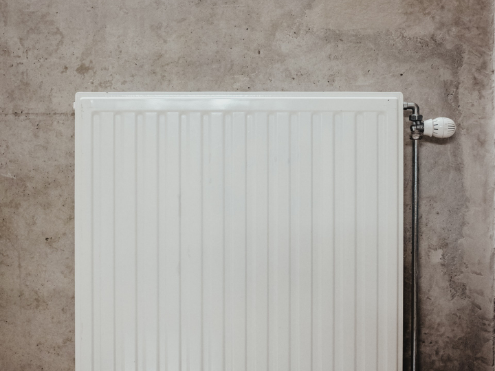 Both public and private buildings might be required to turn down their thermostats by 1 degree during the winter, to save fuel while not compromising on comfort, write Simone Tagliapietra and Georg Zachmann.