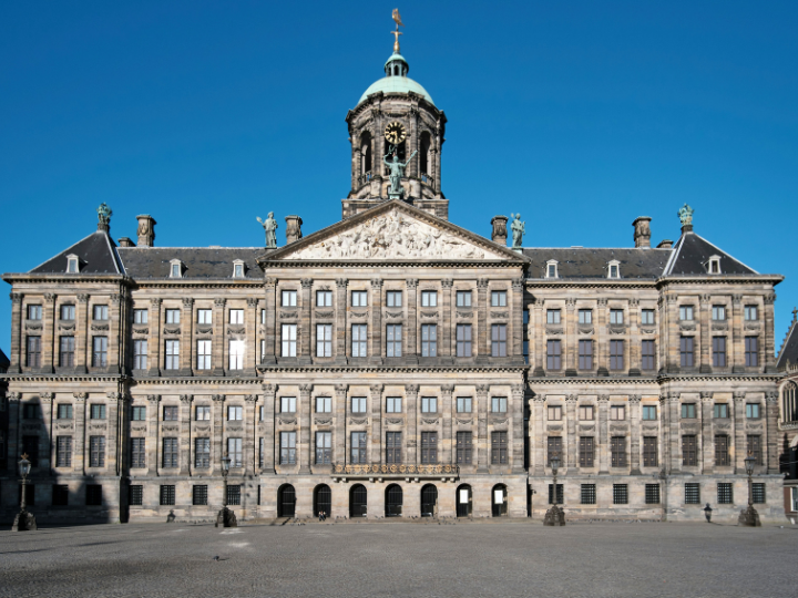 ‘We have a unique civil service system’, Willem-Alexander emphasised, ‘The fact that a civil servant is loyal to whom so ever is the political boss, is a fantastic system that I strongly support. But, of course, everyone is free to look for another job if that does not suit his or her conscience. And to use his or her qualities elsewhere’.