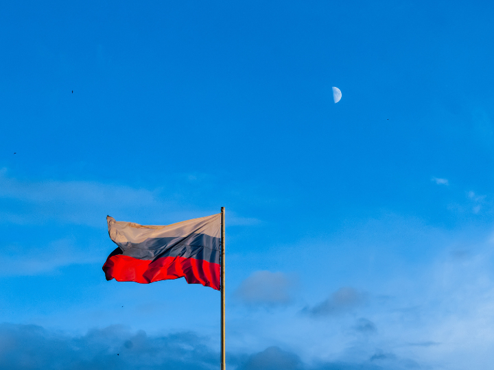 EU officials have been evasive about the reasons for the delay of the EU’s latest sanctions package against Russia, despite the public announcement of European Commission boss Ursula von der Leyen in Kyiv two weeks ago.