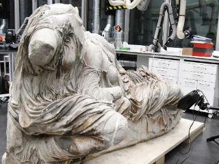 Since opening its doors ten years ago, the Acropolis Museum has highlighted the close relationship between the famous sculptures it displays and the monuments from which they originate. It is with great pleasure that the Museum is hosting an exceptional exhibition of photographs of the marble craftsmen of the Acropolis at work.