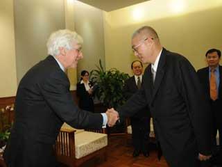 Prime-Minister Wu Den-yih with N. Peter Kramer, editor in chief of EBR