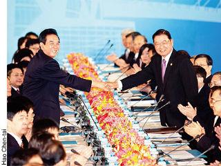Then-SEF Chairman Chiang Pin-kung, right, and his ARATS counterpart Chen Yunlin exchange greetings during crossstrait talks August 9 this year in Taipei.