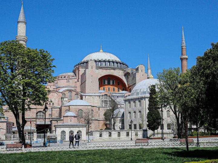 "We are forced to say that we are faced with a completely internal political issue. This is not a matter of religion, but of politics, and even publicity", says Mehmet Hayri Kirbasoglu, professor at the Department of Theology of Ankara University.