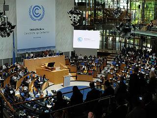 Embroiled in its own contradictions, the EU is already trying hard to convince Poland to ratify the second part of the Kyoto Protocol at COP23. The second European head of state to make his appearance, Emmanuel Macron, also failed to up his ambition.