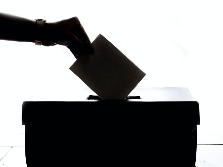 Four new polls confirmed New Democracy’s dip in popularity. Before the accident, the difference between the two was, on average, 6-7% and New Democracy was eyeing a single-party government.