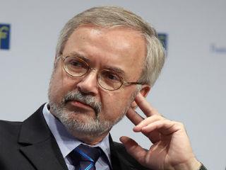 During a pressconference EIB President Werner Hoyer answered on a question about the EIB Group’s position on Greece that ‘“The EIB Group looks forward to increasing its financing for projects in Greece. 